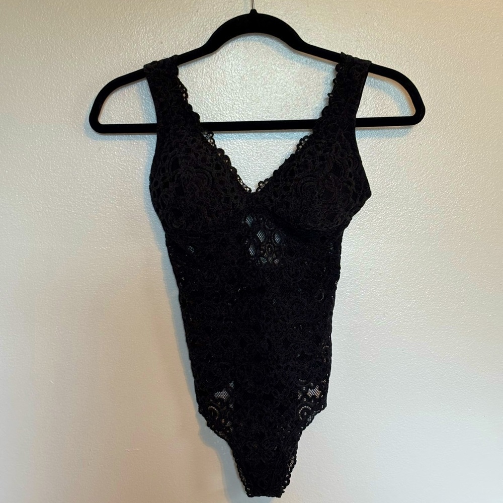 Lace textured sheer black bodysuit with v neck and tags cutout size small